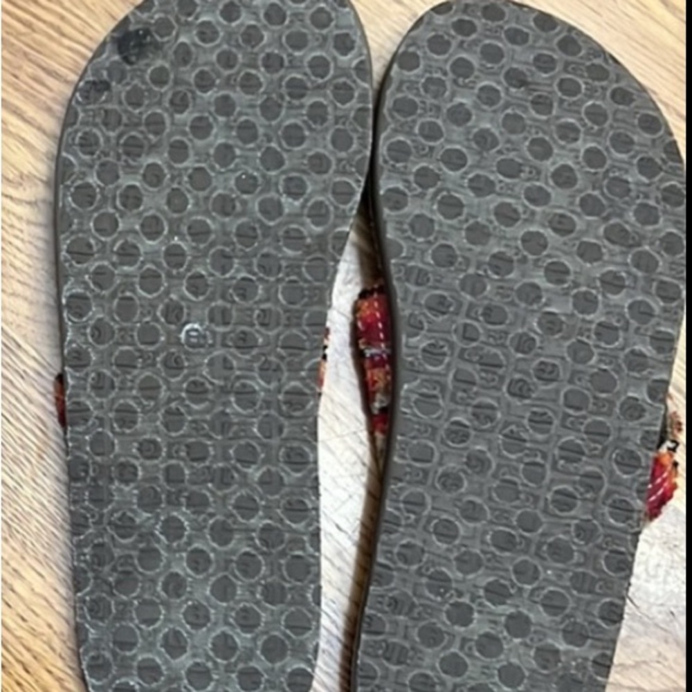 Sanuk flip flop sandals. Size 9 - Picture 2 of 2